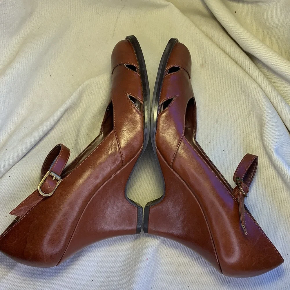 Gianni Bini elegant leather wedge almost NEW